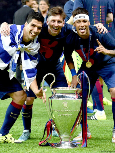 客战梅州建功，英博18岁小将杨铭锐斩获职业生涯首球（客场对阵梅州破门，英博18岁新星杨铭锐喜迎职业处子球）