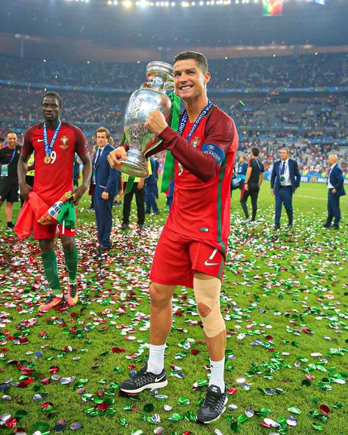 伊宁队问鼎2025年“喀什杯”李景亮现身现场和球员共跳新疆舞庆祝（2025年“喀什杯”伊宁队夺冠，李景亮到场与球员共跳新疆舞庆祝）