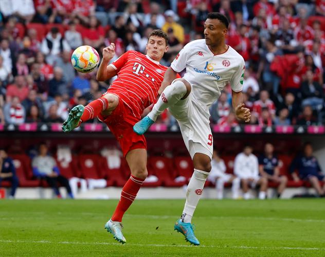 无敌了！39岁的胡尔克远距离任意球重炮破门！（宝刀未老！39岁胡尔克超远任意球重炮轰破球门）