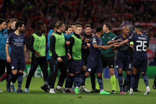 阿齐兹：太早丢球让局面困难，感谢远征球迷下雨还支持我们（阿齐兹：早早失球令比赛被动，感谢冒雨远征支持的球迷）