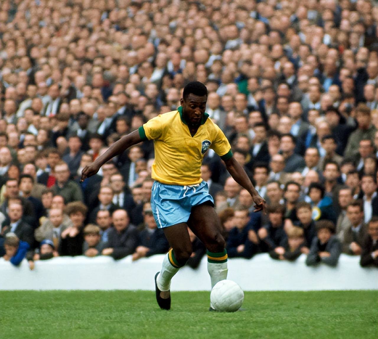 康宁汉姆29+10+8率队大胜，个人高效砍下准三双（康宁汉姆29分10板8助高效发威，领衔大胜收获准三双）