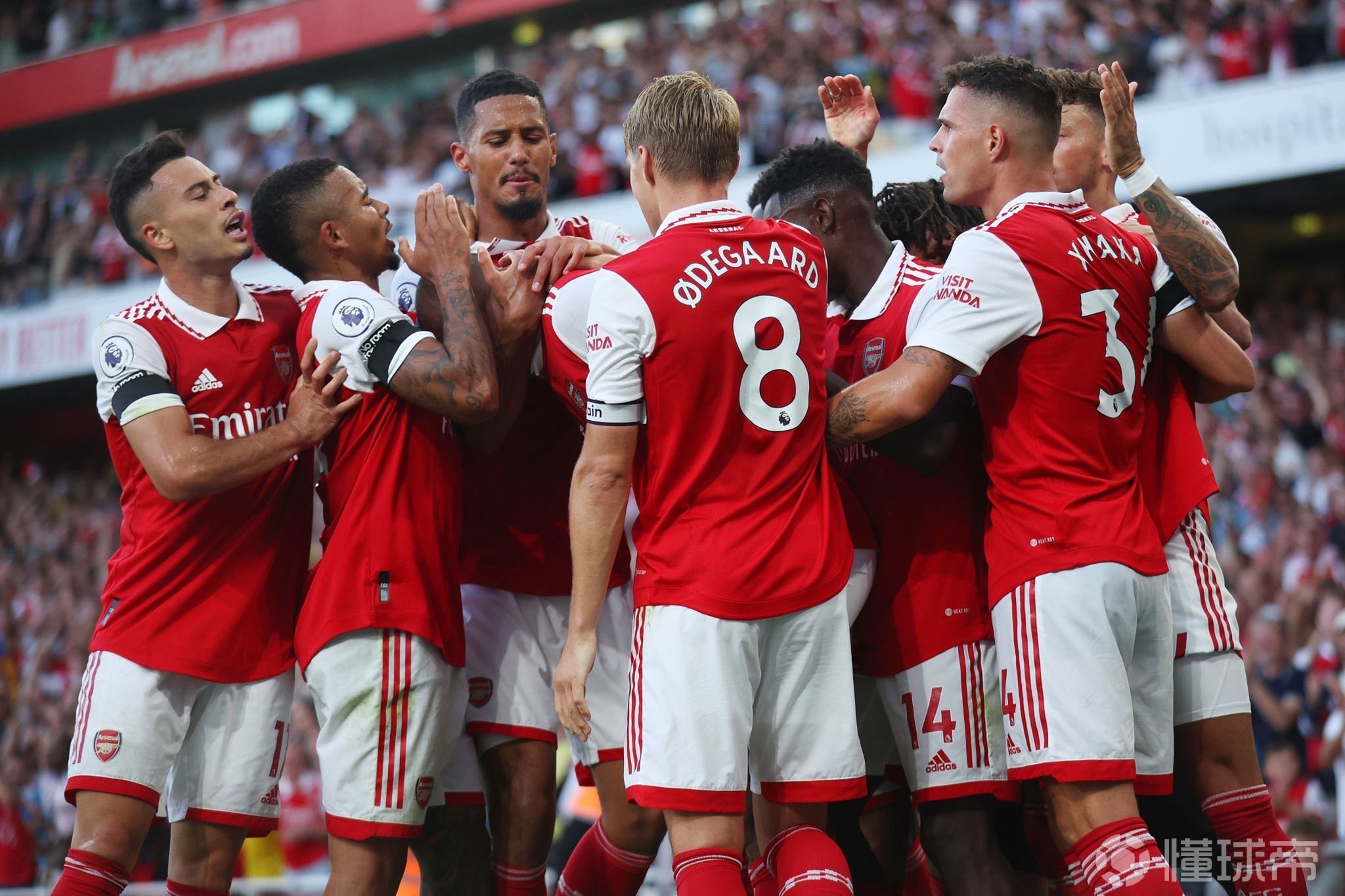 球迷说把自己的膝盖借给内马尔，内马尔调侃：那我得要俩（球迷称愿把膝盖借内马尔，内马尔打趣：那我得要两只）