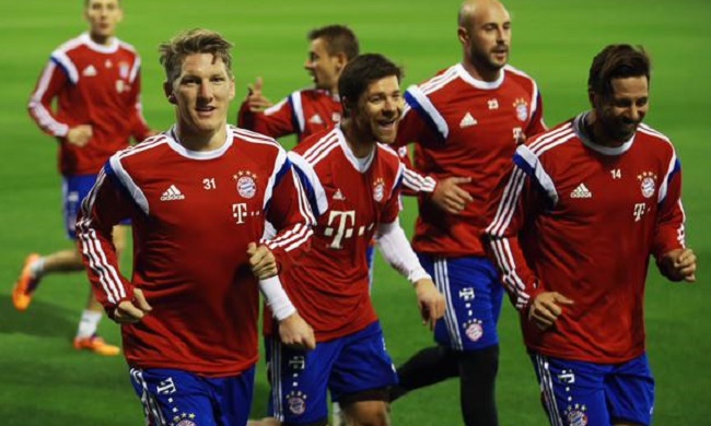 球队双核联手打爆对手（球队双子星合璧横扫对手）