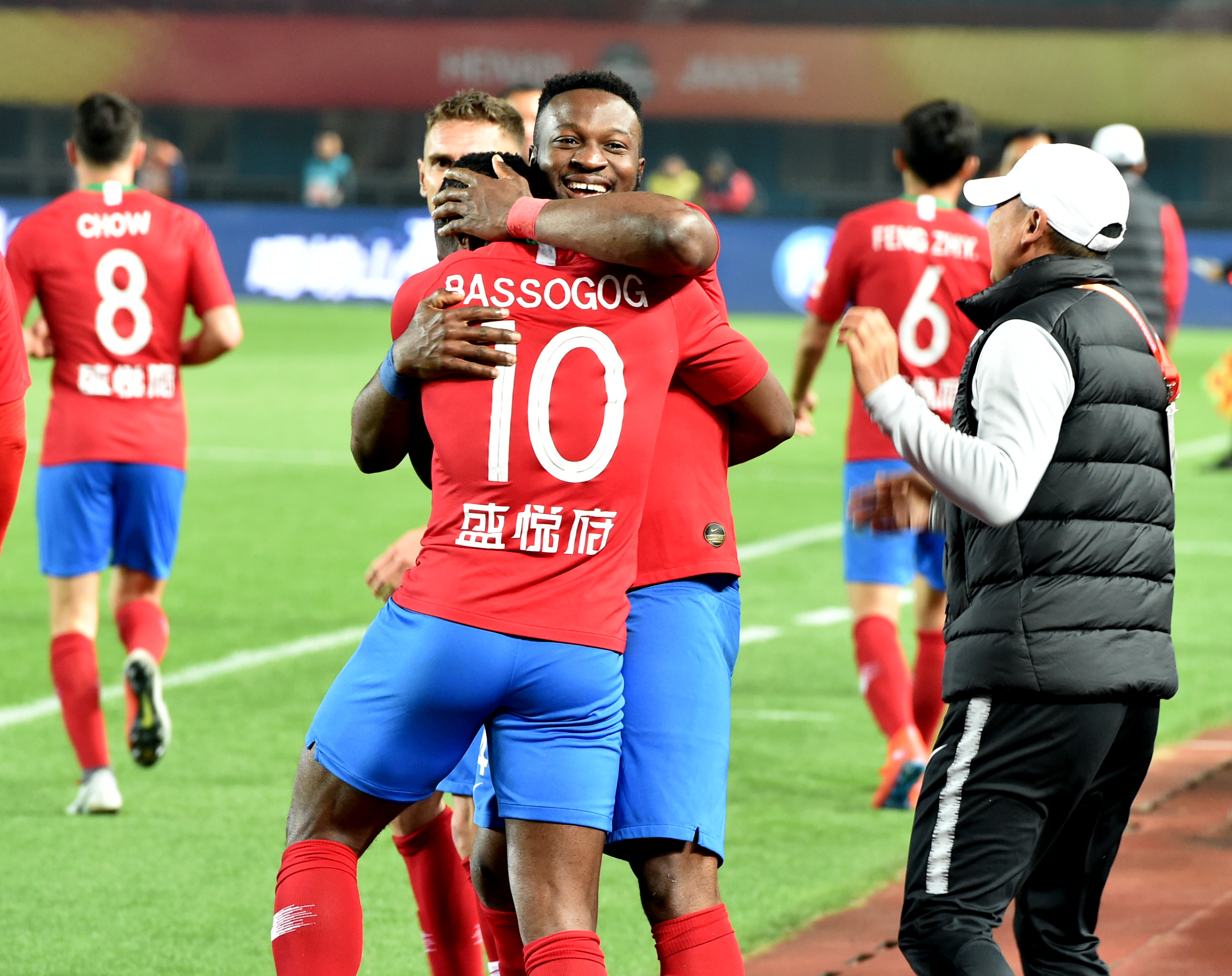 有传闻称雷吉隆未与前女友分手时就与现女友交往，被后者否认（网传雷吉隆与现任交往时尚未与前任分手，现女友辟谣）